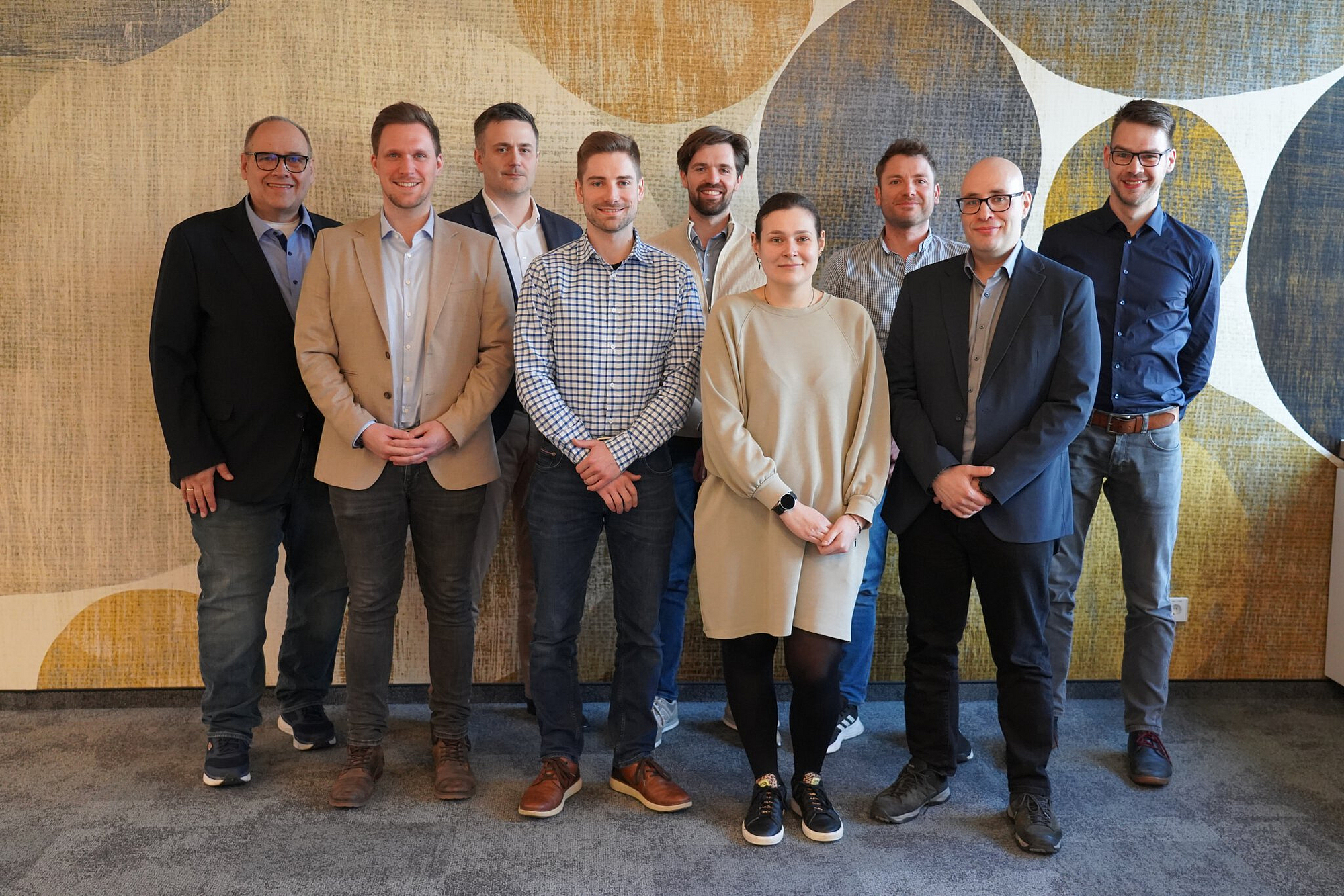 Gruppenfoto der zukünftigen BGN-Aufsichtspersonen mit ihren beiden Ausbildern