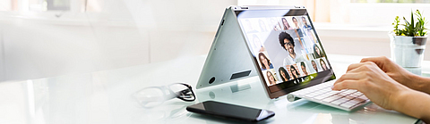 Bildschirm eines Tablets zeigt Teilnehmende an einem Online-Meeting. | © Andrey Popov - stock.adobe.com Bildschirm eines Tablets zeigt Teilnehmende an einem Online-Meeting.