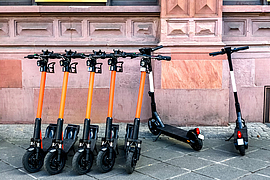 Miet E-Scooter auf dem Bürgersteig