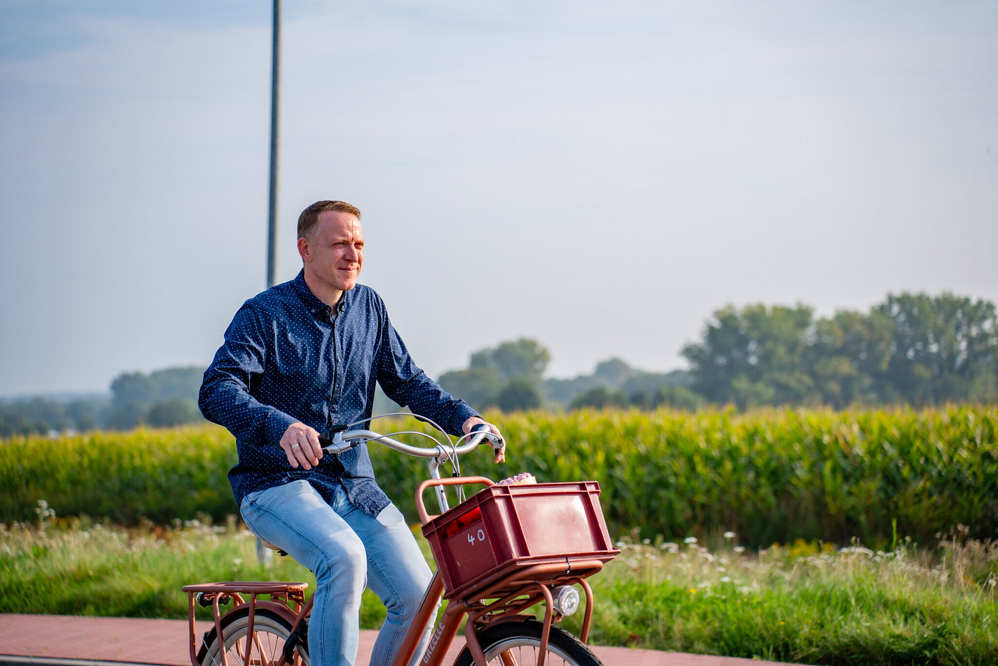 Ein Mitarbeiter von Coppenrath & Wiese auf dem Fahrrad