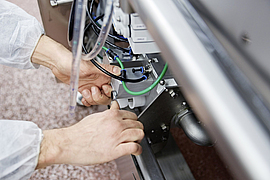 Techniker repariert technische Anlage