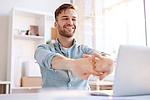 Sich strecken im Home-Office