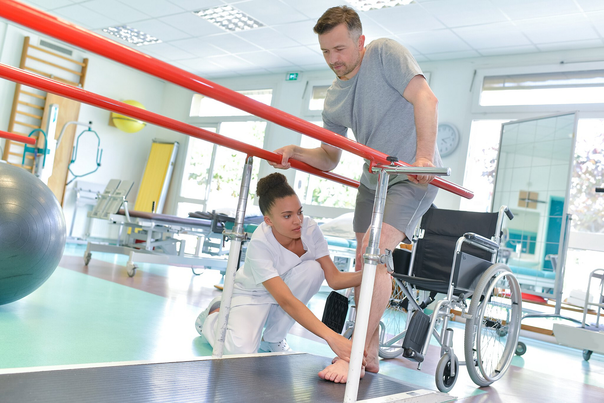 Therapeutin hilft Patienten beim Gehen
