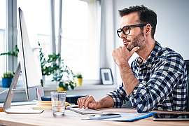 Ein Mann arbeitet im Homeoffice am Computer