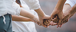 Teamwork. Mehrere Menschen halten die Hände zusammen