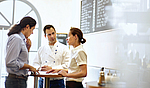 Die Aufsichtsperson führt ein Gespräch mit den Restaurantinhabern