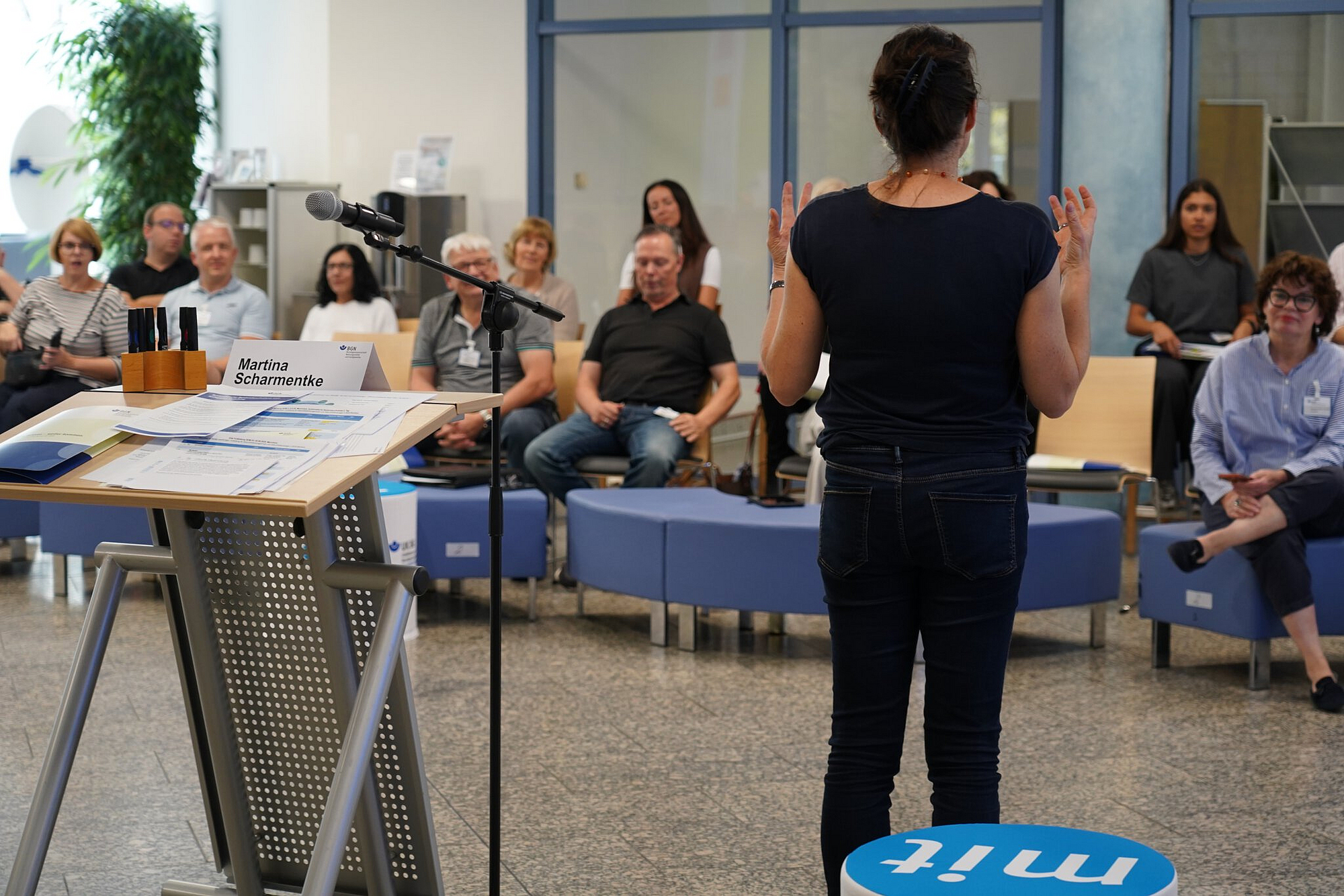 Gesundheitsmanager sichten Infomaterialien und unterhalten sich darüber an einem Tisch. Gesundheitsmanager sichten Infomaterialien und unterhalten sich darüber an einem Tisch.